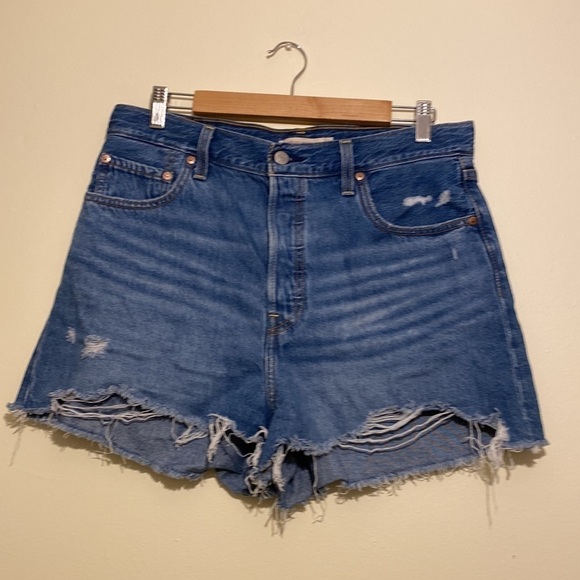 Levis Ribcage Shorts - Picture 5 of 15